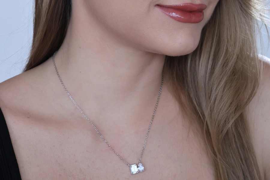 Mulher usando colares de pedras naturais elegantes